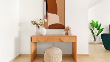 Appartement Ălite | Coin sĂ©jour | TV connectĂ©e de 50 pouces avec chaĂźnes numĂ©riques