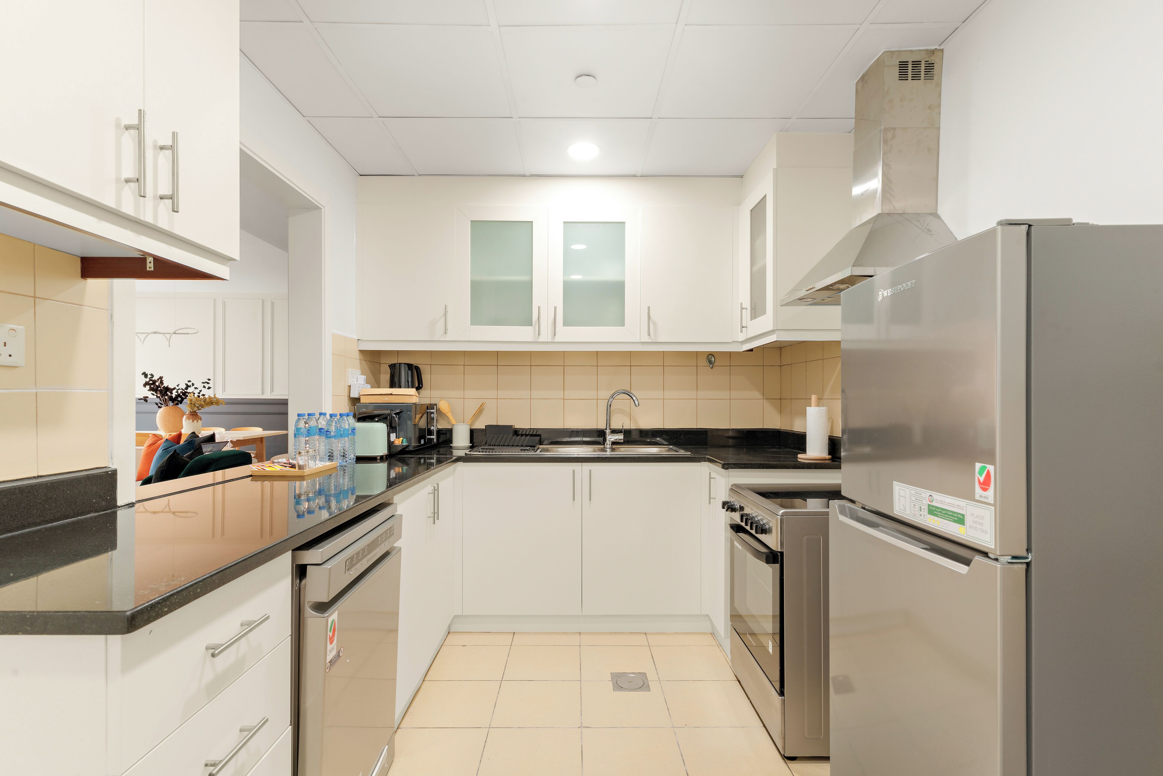 Elite Apartment | Private kitchen | Fridge, microwave, oven, stovetop