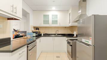 Elite Apartment | Private kitchen | Fridge, microwave, oven, stovetop