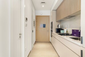 Gallery Studio | Private kitchen | Fridge, microwave, oven, stovetop