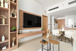 Signature-Apartment | Wohnbereich | 50-Zoll-Smart-TV mit Digitalempfang