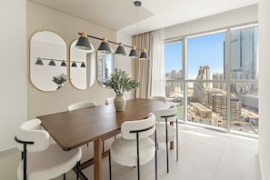 Executive-Apartment | Essbereich im Zimmer