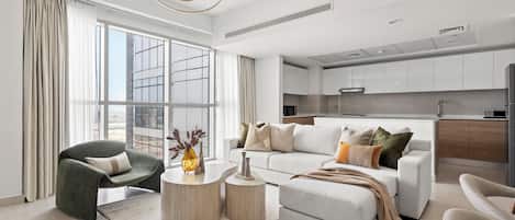 Deluxe-huoneisto | Oleskelualue | 50–tuumainen äly-TV, jossa digitaalikanavat