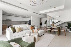 Deluxe-Apartment | Wohnbereich | 50-Zoll-Smart-TV mit Digitalempfang
