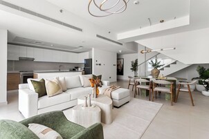 Apartamento luxo | Área de estar | Smart TV 50 polegadas com canais digitais