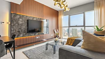 Leilighet – standard | Oppholdsområde | En 50-tommers smart-TV med digitale kanaler