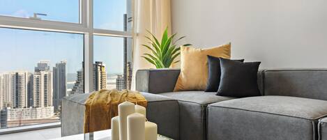 Standard-huoneisto | Oleskelualue | 50–tuumainen äly-TV, jossa digitaalikanavat