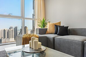 Leilighet – standard | Oppholdsområde | En 50-tommers smart-TV med digitale kanaler