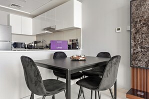 Standard Apartment | In-room dining - Silkhaus Radiant Boulevard (Abu Dhabi)