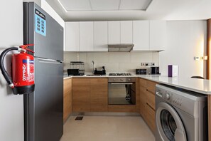 Apartamento estándar | Cocina privada | Frigorífico, microondas, horno y placa de cocina