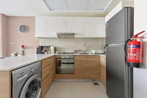 Appartement Exécutif | Cuisine privée | Réfrigérateur, micro-ondes, four, plaque de cuisson