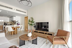 Căn hộ Exclusive | Khu phòng khách | Smart TV 50-inch có truyền hình kỹ thuật số