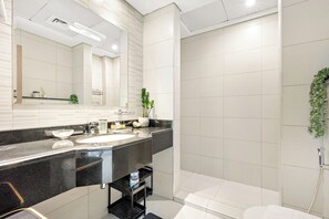 Superior Apartment | Bathroom | Shower, rainfall showerhead, free toiletries, hair dryer - Silkhaus The View (Abu Dhabi)