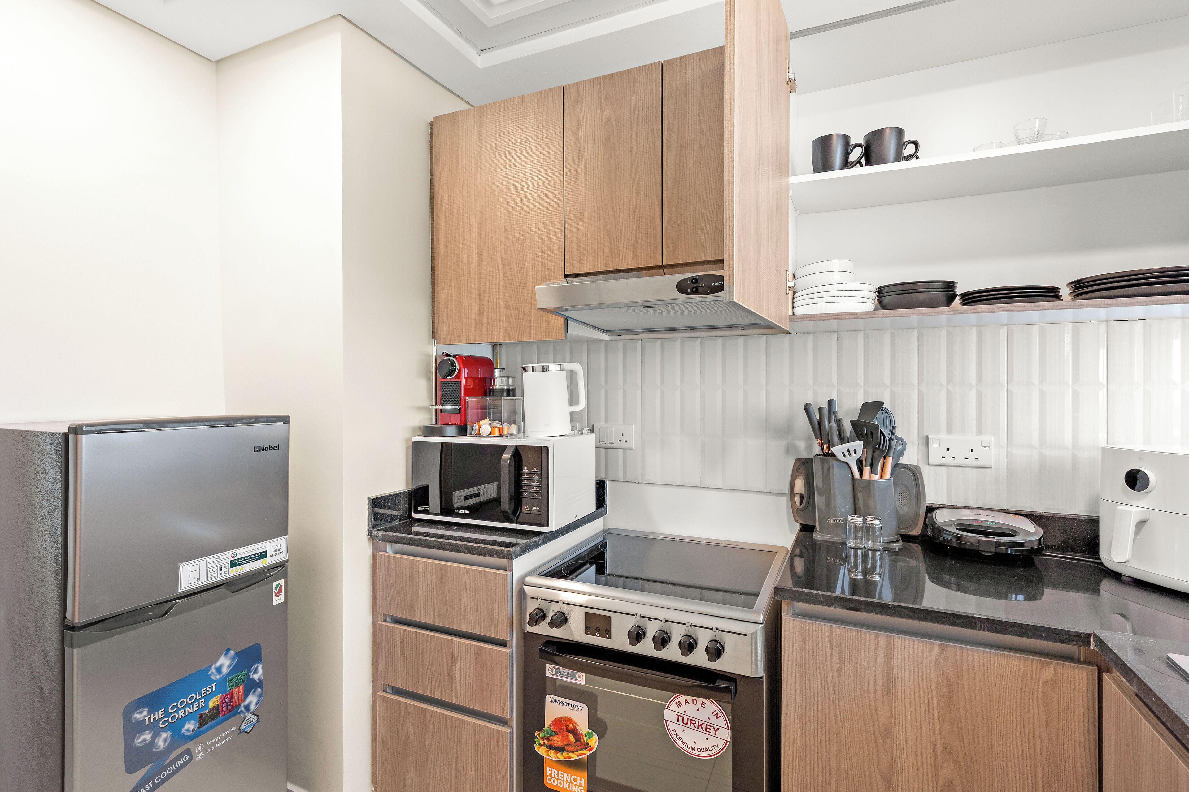 Apartamento superior | Cocina privada | Frigorífico, microondas, horno y placa de cocina