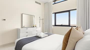 Superior appartement | Woonruimte | Een 50-inch smart-tv met digitale zenders