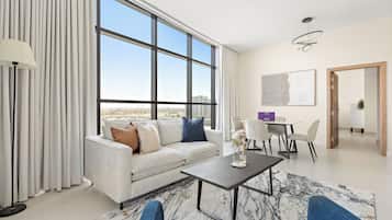 Superior-Apartment | Wohnbereich | 50-Zoll-Smart-TV mit Digitalempfang