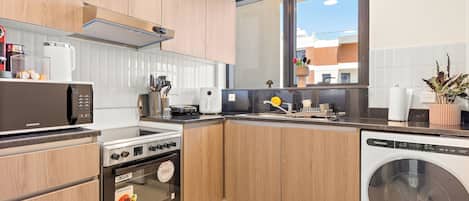 슈피리어 아파트 | 전용 주방 | 냉장고, 전자레인지, 오븐, 쿡탑