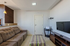 Basic Apartment | Ruang tamu | 32 inci sebuah televisyen pintar dengan digital