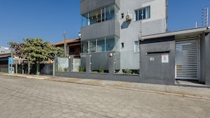 Un bâtiment moderne à la façade grise, doté de grandes fenêtres et d’une enseigne portant le chiffre « 95 ».