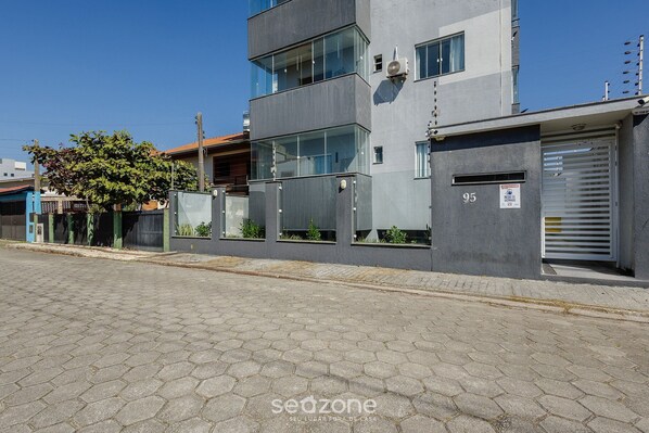 Basic Apartment | Exterior