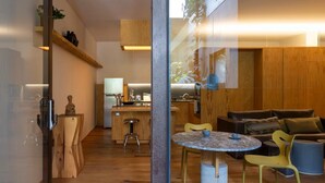 Un intérieur moderne comprenant une cuisine, un coin repas et un espace salon.