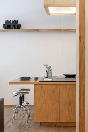 Kühlschrank, Mikrowelle, Ofen, Herdplatte