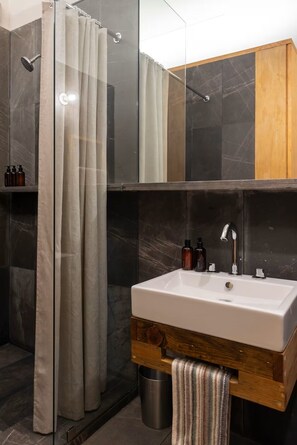 Dusche, Haartrockner, Bidet, Handtücher
