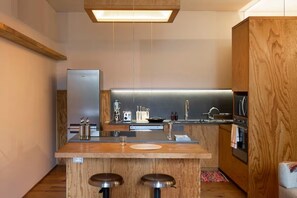 Réfrigérateur, four à micro-ondes, un four, surface de cuisson