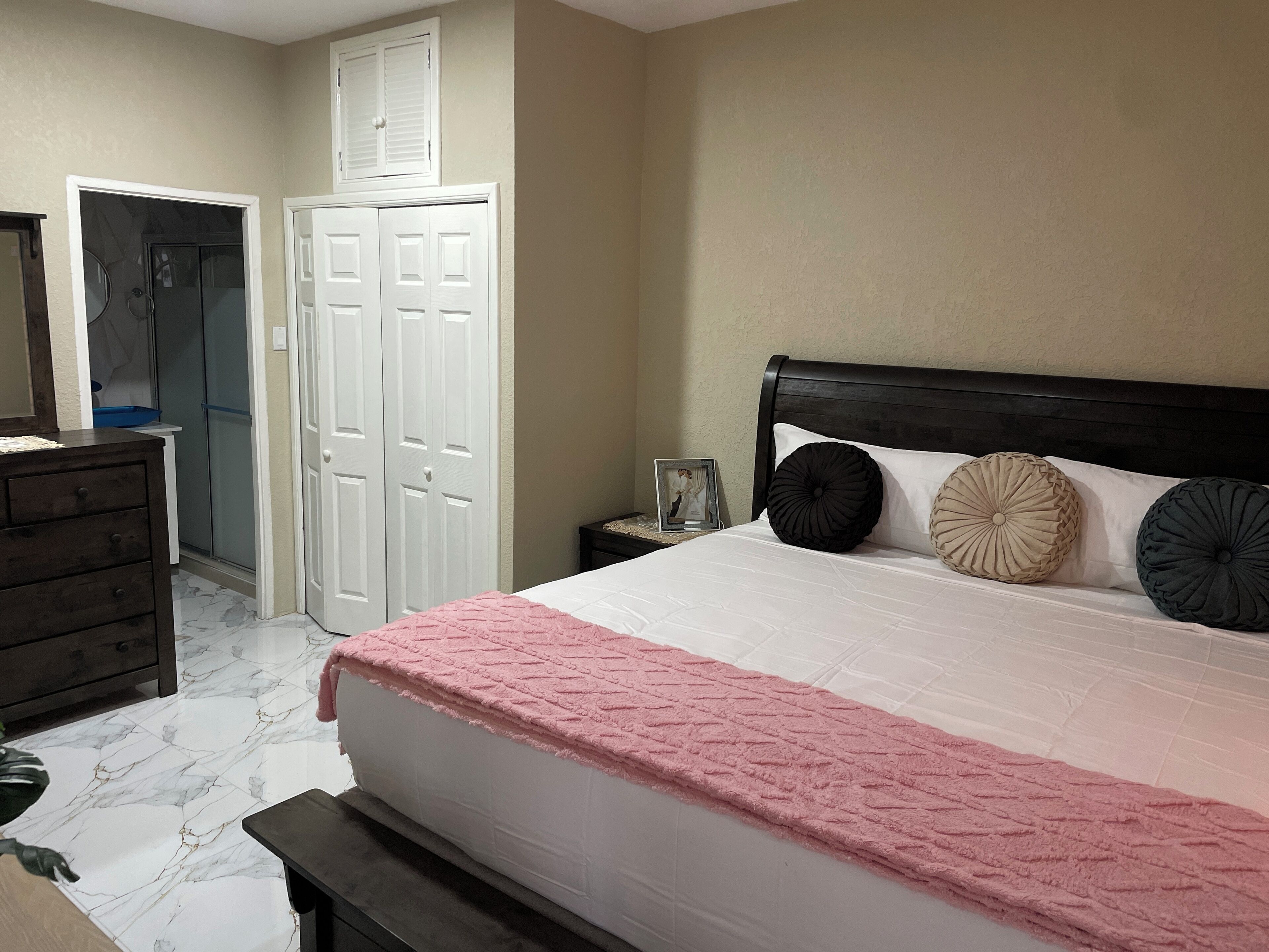 Apartamento luxo, 3 quartos, piscina particular, vista para a cidade | Ferros/tábuas de passar roupa, Wi-Fi de cortesia