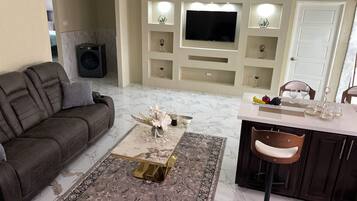 Deluxe Apartment, 3 Bedrooms, Private Pool, City View | Living area