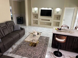 Departamento Deluxe, 3 habitaciones, alberca privada, vista a la ciudad | Área de sala de estar