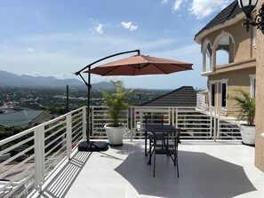 Appartamento Deluxe, 3 camere da letto, piscina privata, vista città | Terrazza/patio