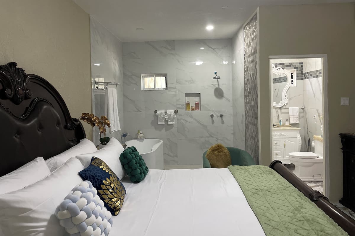 Appartamento Deluxe, 3 camere da letto, piscina privata, vista città | Ferro/asse da stiro, Wi-Fi gratuito