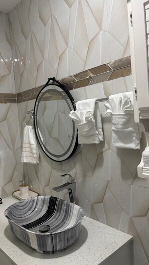 华丽公寓, 3 间卧室, 私人游泳池, 城市景观 | 浴室 | 毛巾、肥皂、洗发水、卫生纸