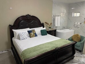 Deluxe Apartment, 3 Bedrooms, Private Pool, City View | Iron/ironing board, free WiFi