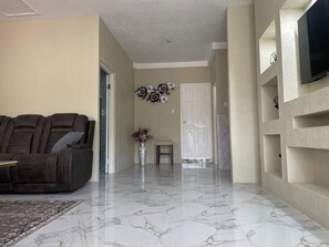 Appartamento Deluxe, 3 camere da letto, piscina privata, vista città | Area soggiorno