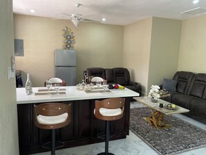 Deluxe Apartment, 3 Bedrooms, Private Pool, City View | Private kitchen