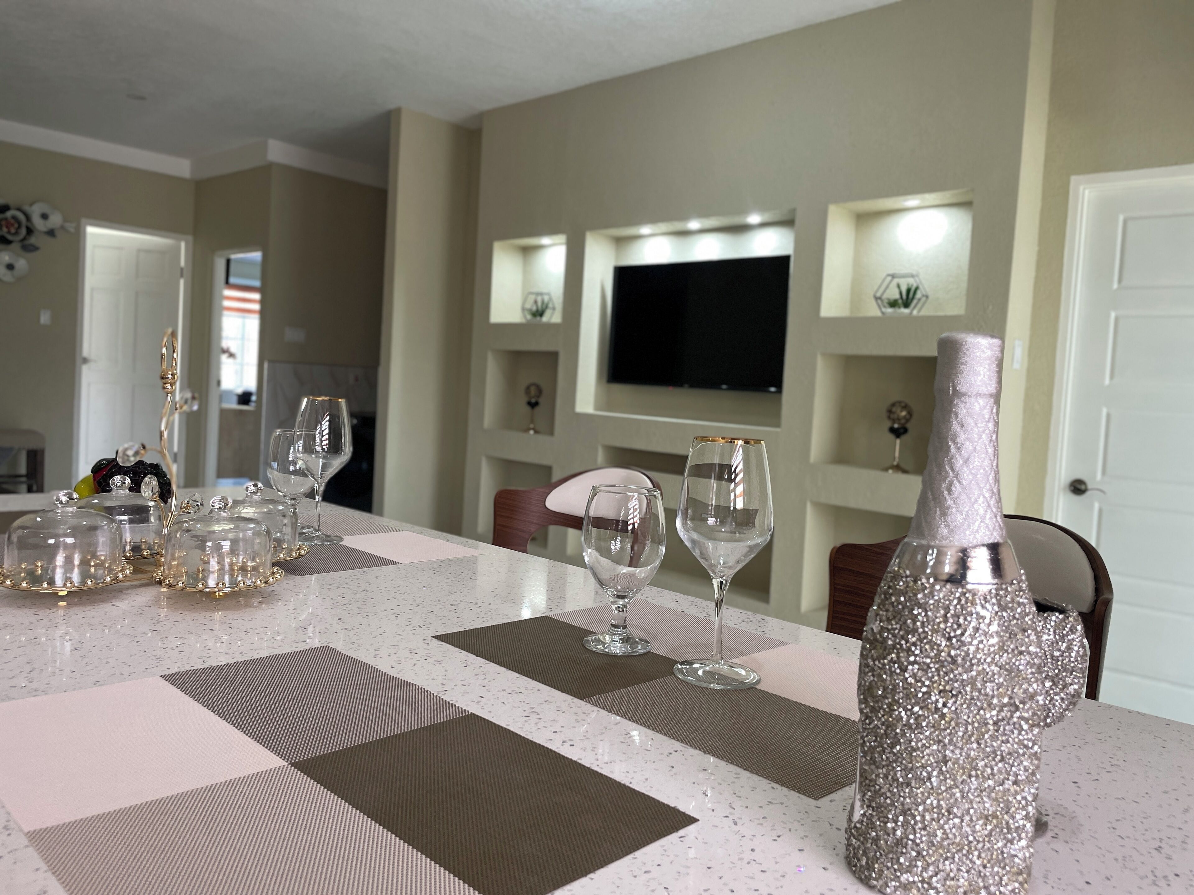 Deluxe Apartment, 3 Bedrooms, Private Pool, City View | In-room dining