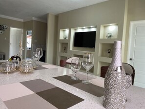 Deluxe Apartment, 3 Bedrooms, Private Pool, City View | In-room dining