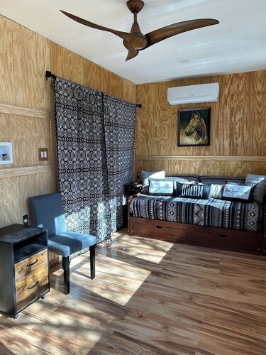 Lindavista Deluxe Panoramic Treehouse Cabin W/ Jacuzzi on 40+ Acre Sanctuary.