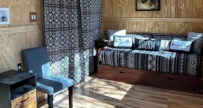 Lindavista Deluxe Panoramic Treehouse Cabin W/ Jacuzzi on 40+ Acre Sanctuary.