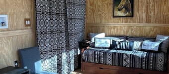 Lindavista Deluxe Panoramic Treehouse Cabin W/ Jacuzzi on 40+ Acre Sanctuary.