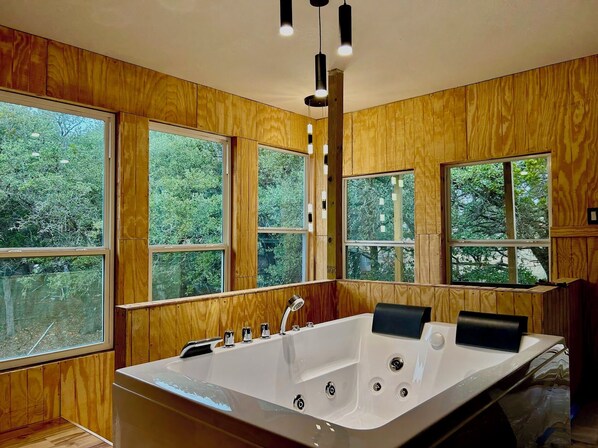 Regadera, tina de hidromasaje, secadora de cabello, toallas