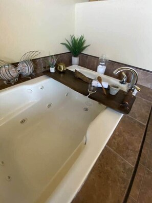 Doccia, vasca idromassaggio, asciugacapelli, asciugamani