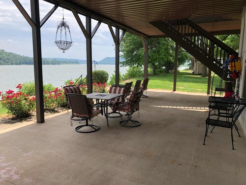 Discounted rate for a 1 king, 2 queen house overlooking the Ohio River