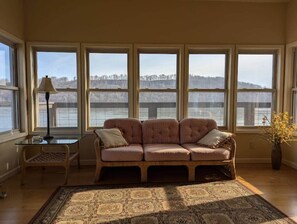 TV - T&E Riverhouse Retreat (Hanover)