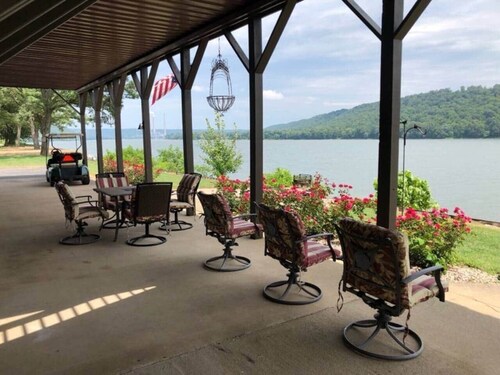 T&E Riverhouse Retreat