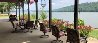 T&E Riverhouse Retreat