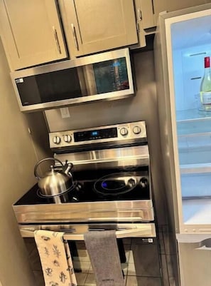 Réfrigérateur, four à micro-ondes, un four, surface de cuisson