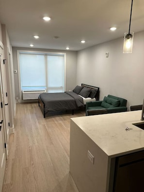 1 habitación, escritorio, tabla de planchar con plancha y wifi